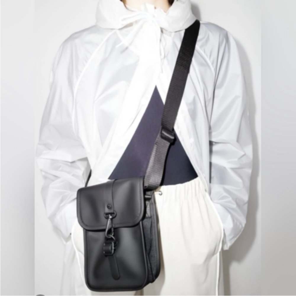 RAINS Black Flight Cross Body Bag Excellent condition